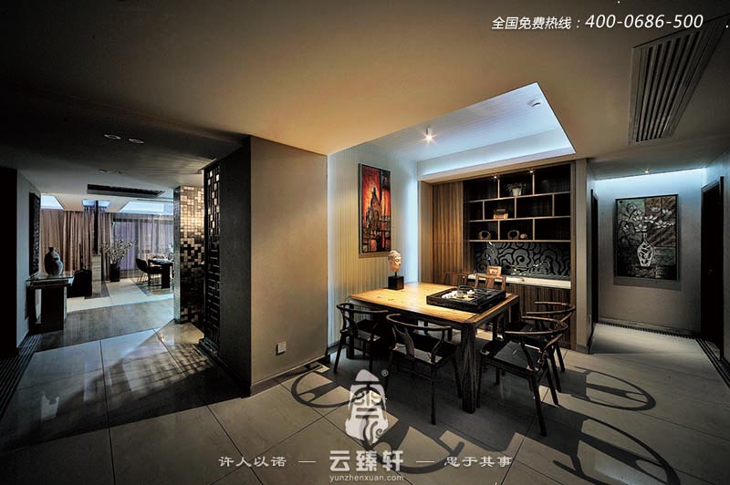 整個(gè)中式精品住宅的設(shè)計(jì)裝修效果都是以黑色調(diào)為主，此茶室是在公共空間的一處設(shè)置的
