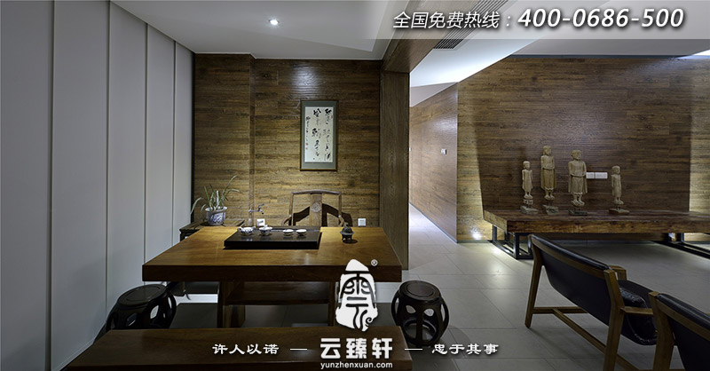 茶室的裝修簡單樸素，原木色的桌椅茶具